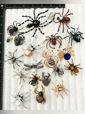 20pc Vintage Spider Brooch Lot Halloween Goth Rhinestone Pearl Insect Pin Mixed